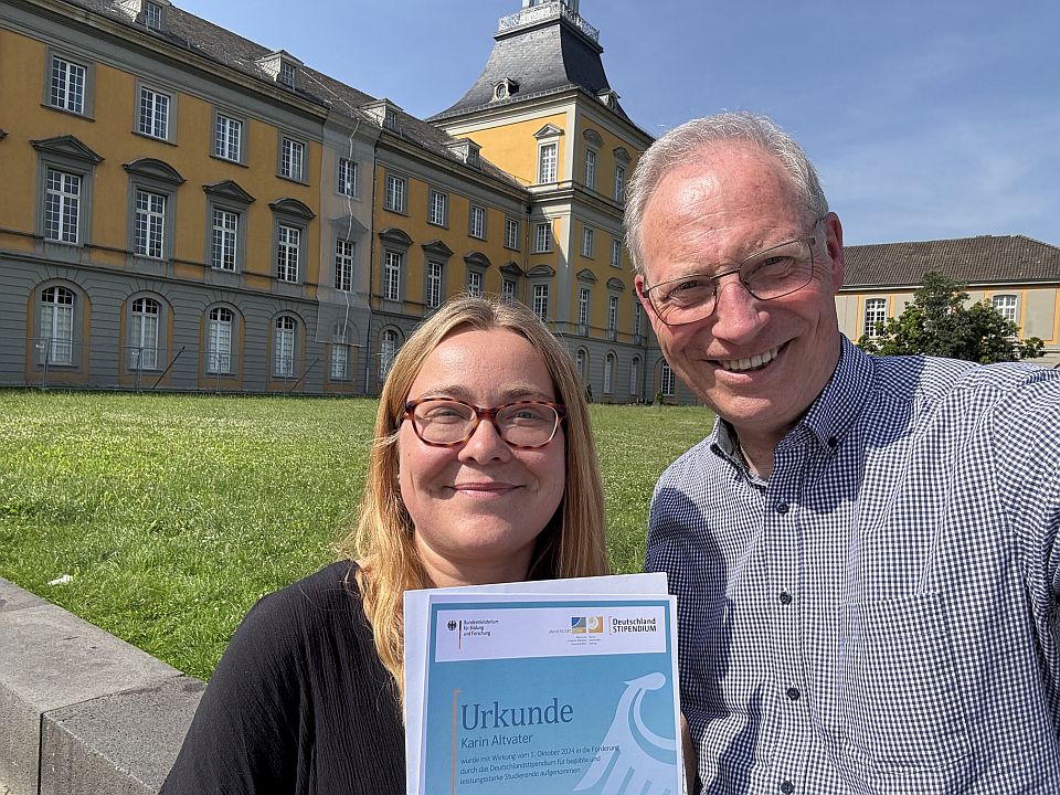 Der Stiftungsvorsitzende Dr. Hermann-Josef Baaken gratuliert der Stipendiatin Karin Altvater, nachdem sie die Urkunde der Universitätsstiftung erhalten hatte.