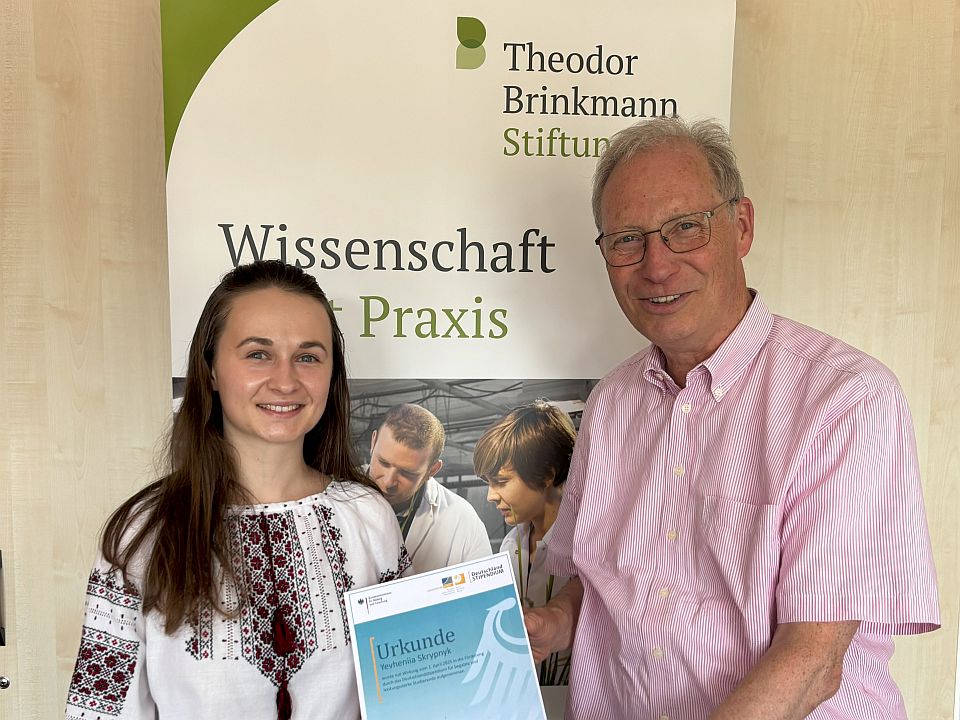 Der Stiftungsvorsitzende Dr. Hermann-Josef Baaken gratulierte der Stipendiatin, nachdem sie die Urkunde der Universitätsstiftung erhalten hatte.