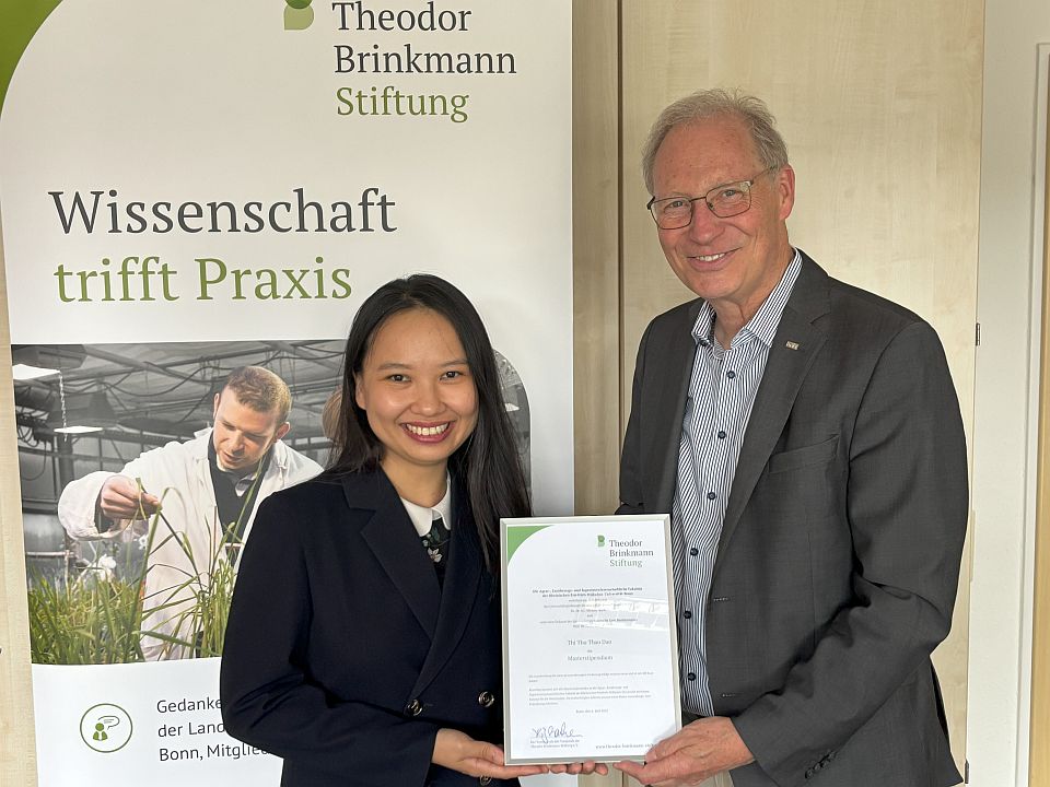 Masterstipendium im Frühjahr 2025. Dr. Hermann-Josef Baaken (rechts) bei der Preisübergabe (links) an Thao Dao